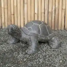 Schildkröte mit einem Loch am Boden, 62 cm L | aus Stein geschnitzt, handgefertigt & gefärbt 